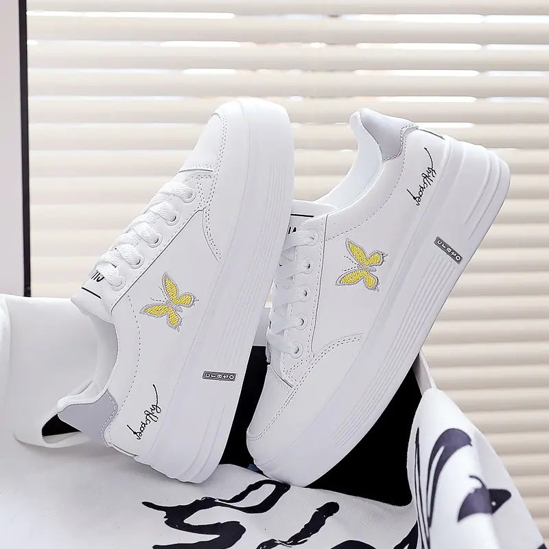 נעלי סקייטבורד נמוכות עם שרוכים בדוגמת פרפר לנשים