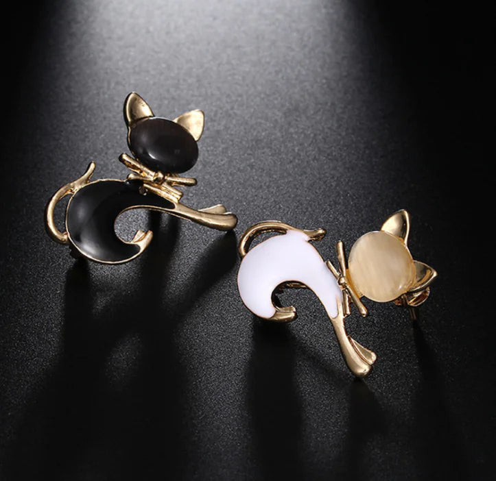 "Women's Animal Brooch - Elegant Design"