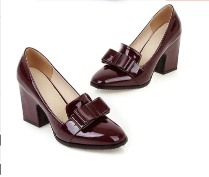 עקבים גבוהים עם קשת ועקבים עבים