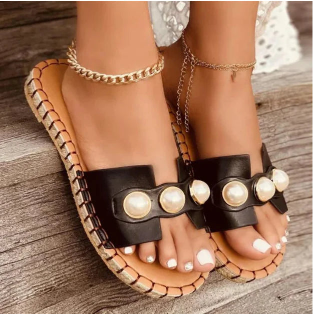 נעלי נשים נמוכות מעור פטנט עם פרטים על פנינים