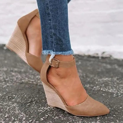 נעלי עקב טריז עם אבזם חגורה לנשים