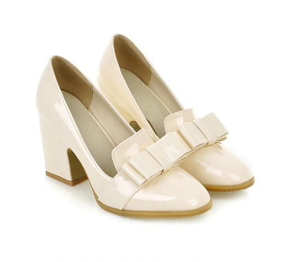 עקבים גבוהים עם קשת ועקבים עבים