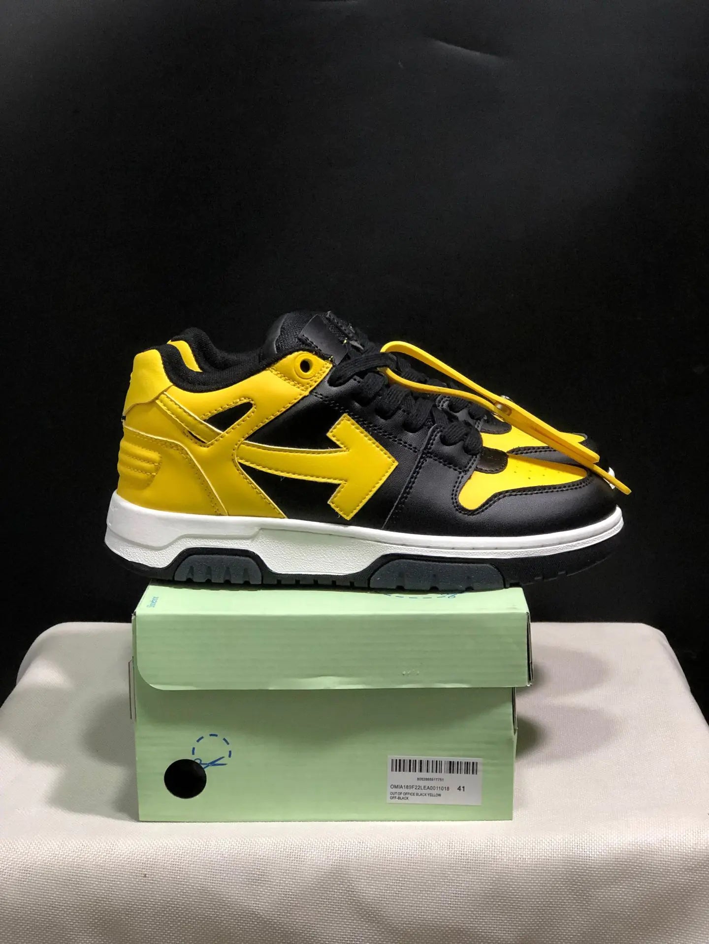 OFF-WHITE Leather Arrow Low-Top Sneakers for All