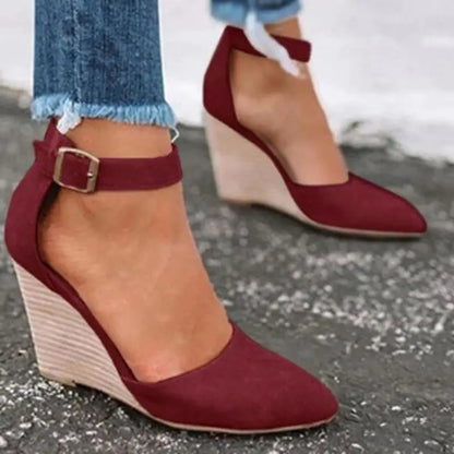 נעלי עקב טריז עם אבזם חגורה לנשים