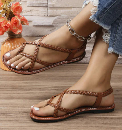 נעלי חוף רומיות שטוחות עם רצועות ללבישה בחוץ