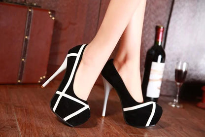 נעלי עקב גבוהות עם פסים בצבעים שונים