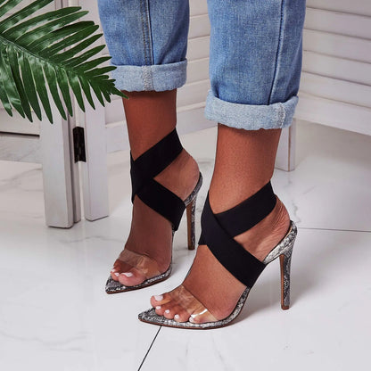 סנדלים שחורים עם עקבים גבוהים בהדפס נחשים וקו מחודד