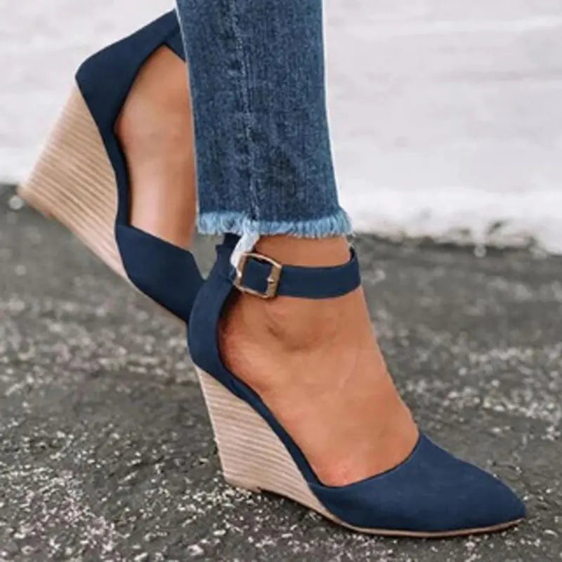 נעלי עקב טריז עם אבזם חגורה לנשים