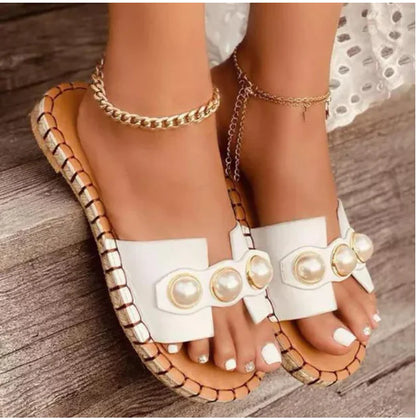 נעלי נשים נמוכות מעור פטנט עם פרטים על פנינים