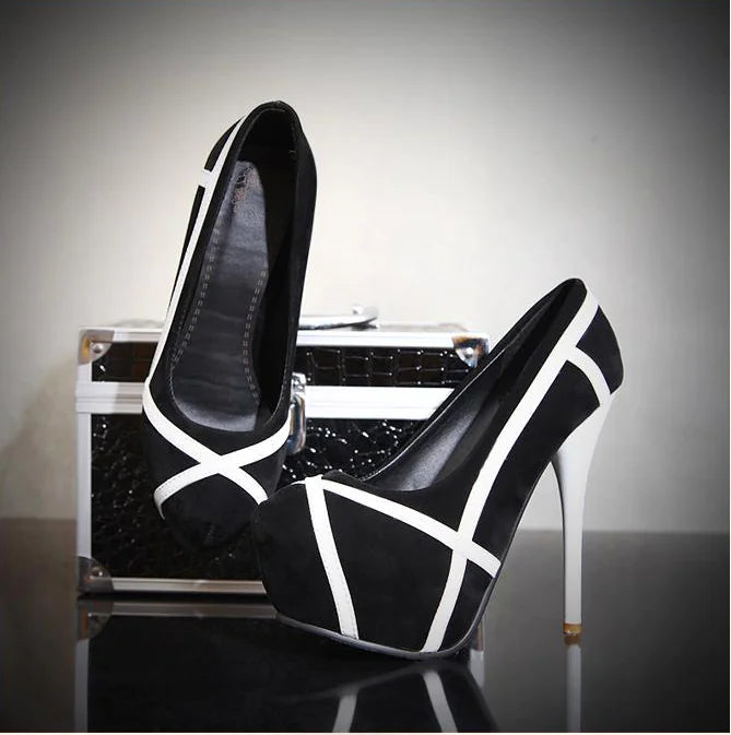 נעלי עקב גבוהות עם פסים בצבעים שונים