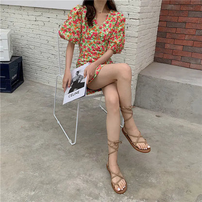 נעלי חוף רומיות שטוחות עם רצועות ללבישה בחוץ