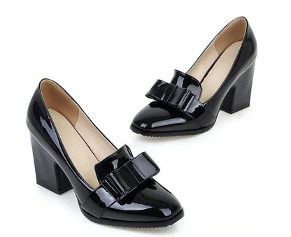 עקבים גבוהים עם קשת ועקבים עבים