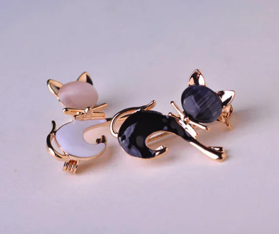 "Women's Animal Brooch - Elegant Design"